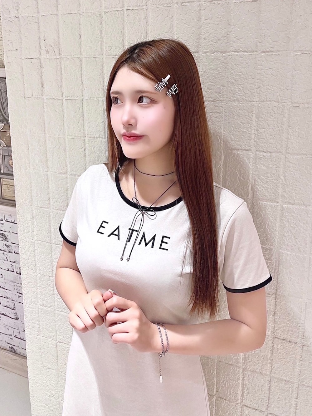 ホワイト系のワンピース、ブラック系のサンダル、ブラック系のチョーカーを着用したレディースの夏コーディネートの2枚目の写真