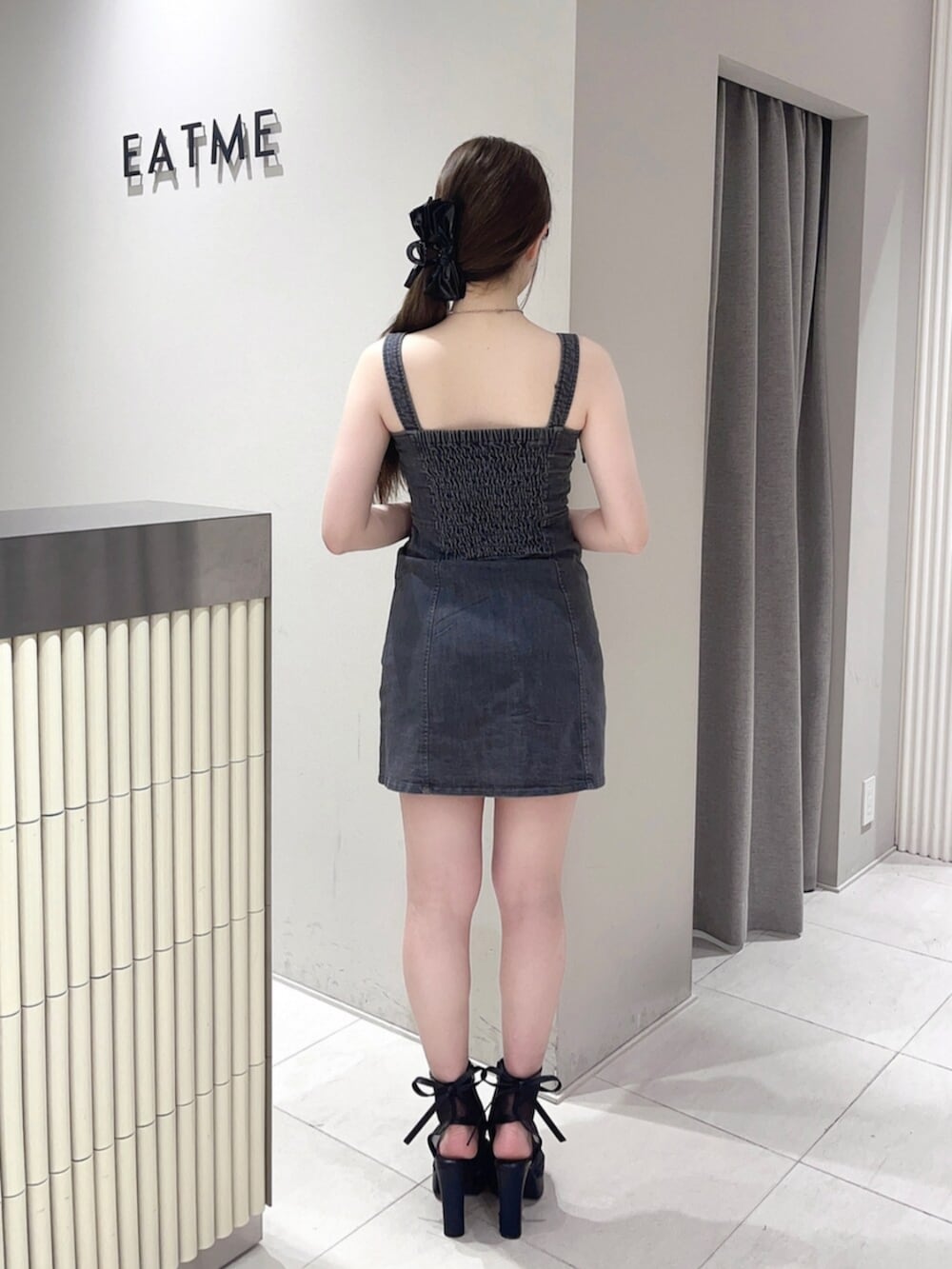 ブラック系のサンダル、ブラック系のワンピース、ブラック系のバレッタ/ヘアクリップを着用したレディースの夏コーディネートの3枚目の写真