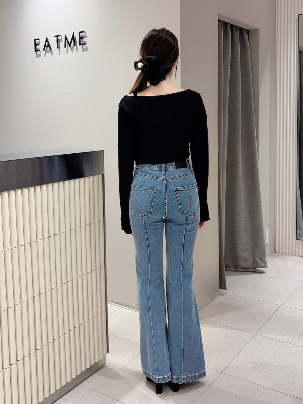 ブラック系のTシャツ/カットソー、ブルー系のデニムパンツ、ブラック系のブーツを着用したレディースの春コーディネートの3枚目の写真