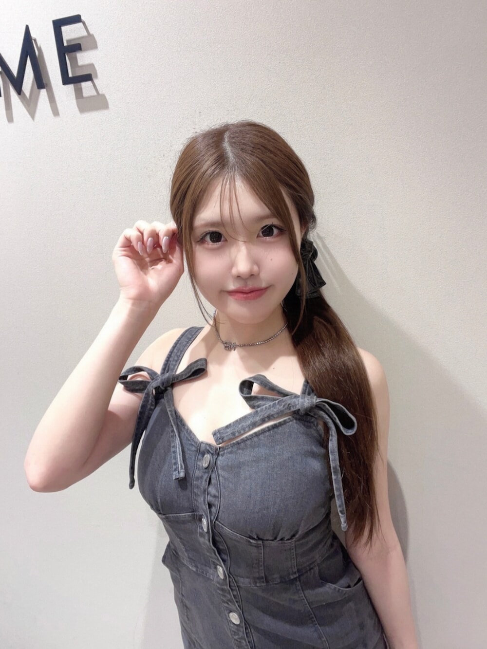 ブラック系のサンダル、ブラック系のワンピース、ブラック系のバレッタ/ヘアクリップを着用したレディースの夏コーディネートの4枚目の写真