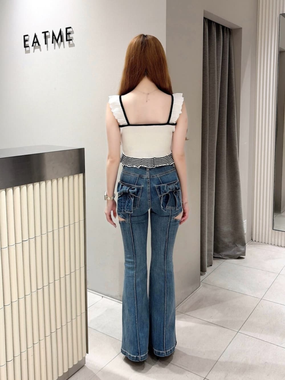 ホワイト系のキャミソール、ブルー系のデニムパンツ、その他のパンプスを着用したレディースの夏コーディネートの3枚目の写真