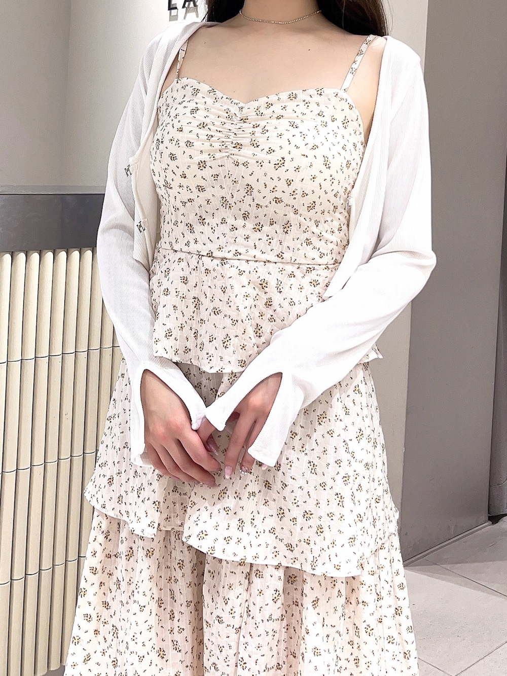 ホワイト系のTシャツ/カットソー、ホワイト系のワンピース、ホワイト系のブーツを着用したレディースの春コーディネートの4枚目の写真