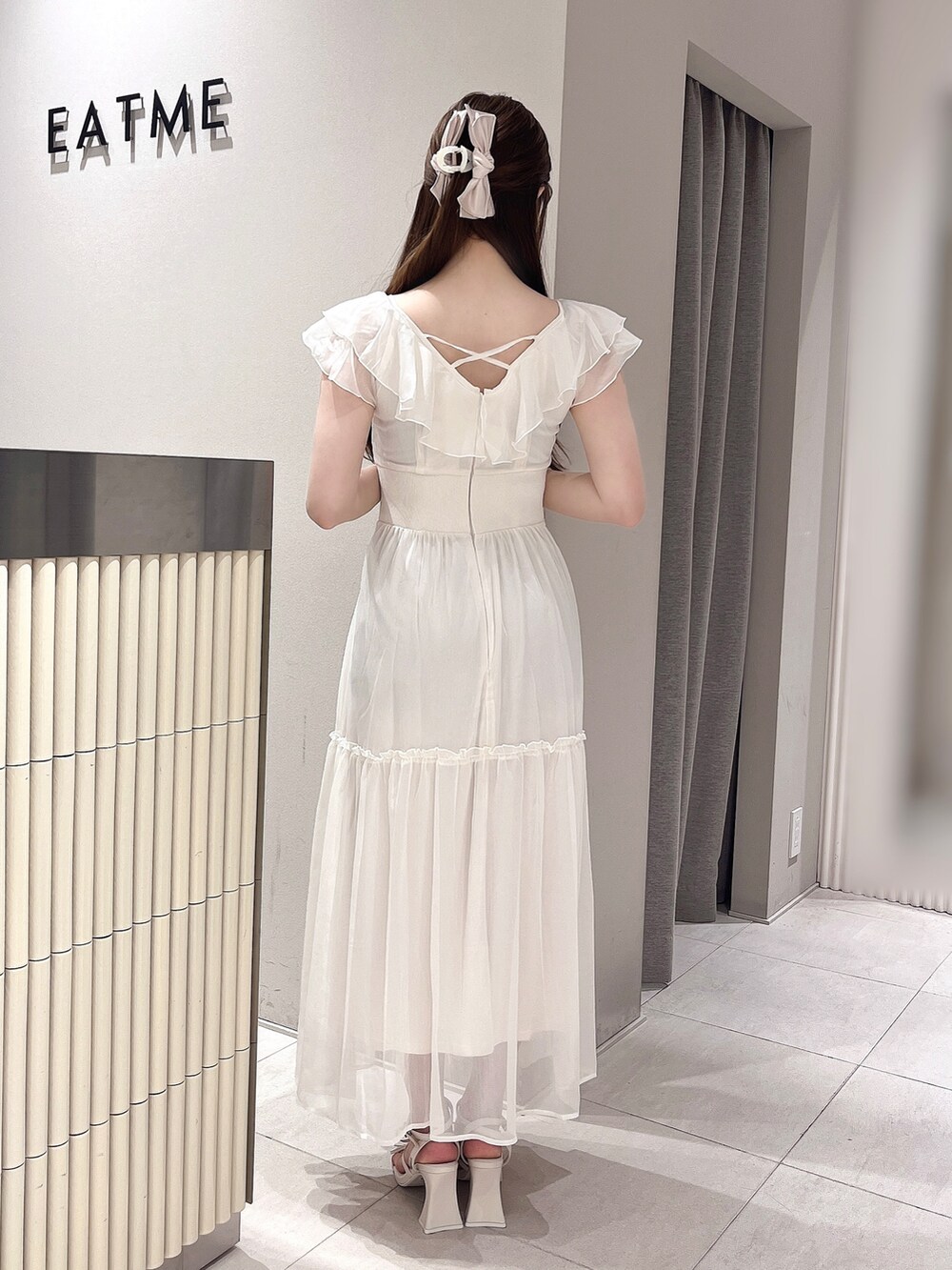 ホワイト系のワンピース、ホワイト系のサンダルを着用したレディースの夏コーディネートの3枚目の写真