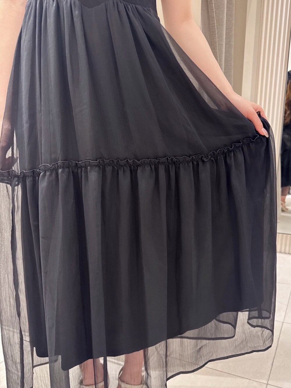 ブラック系のワンピース、ホワイト系のサンダルを着用したレディースの夏コーディネートの7枚目の写真