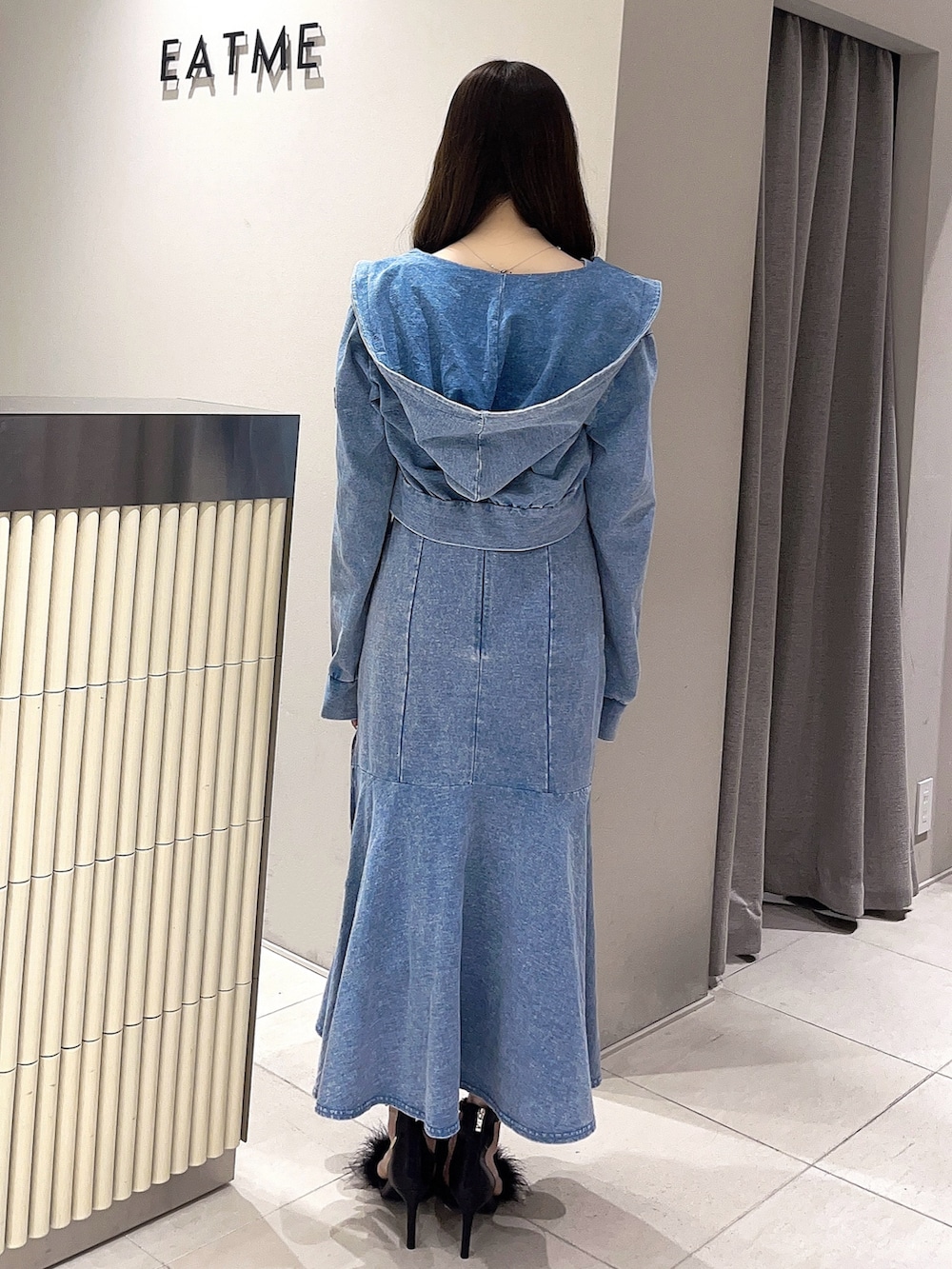 ブルー系のパーカー、ブルー系のワンピース、ブラック系のサンダルを着用したレディースの春コーディネートの3枚目の写真