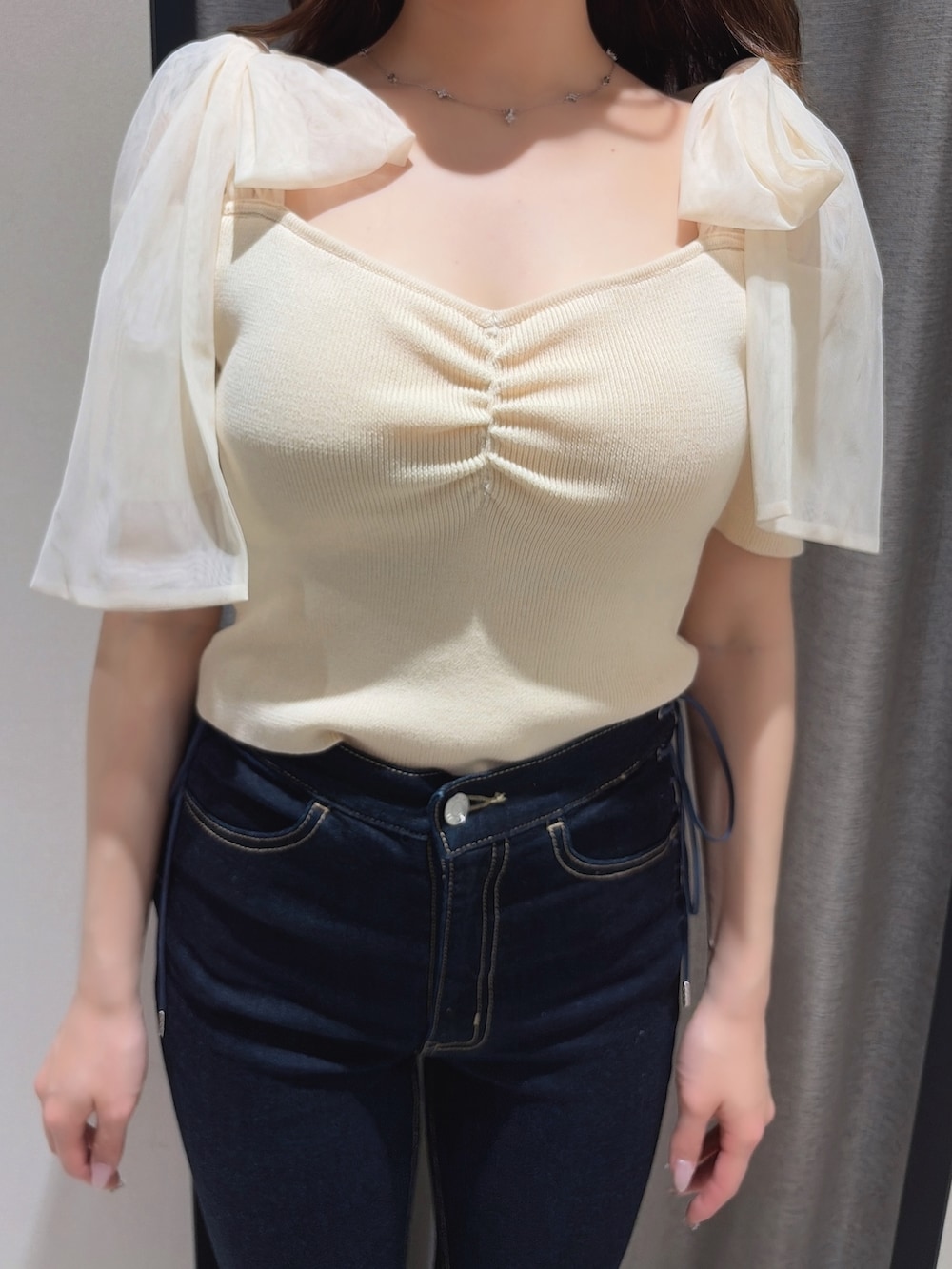 ホワイト系のTシャツ/カットソー、ブルー系のデニムパンツ、ブラック系のサンダルを着用したレディースの春コーディネートの4枚目の写真