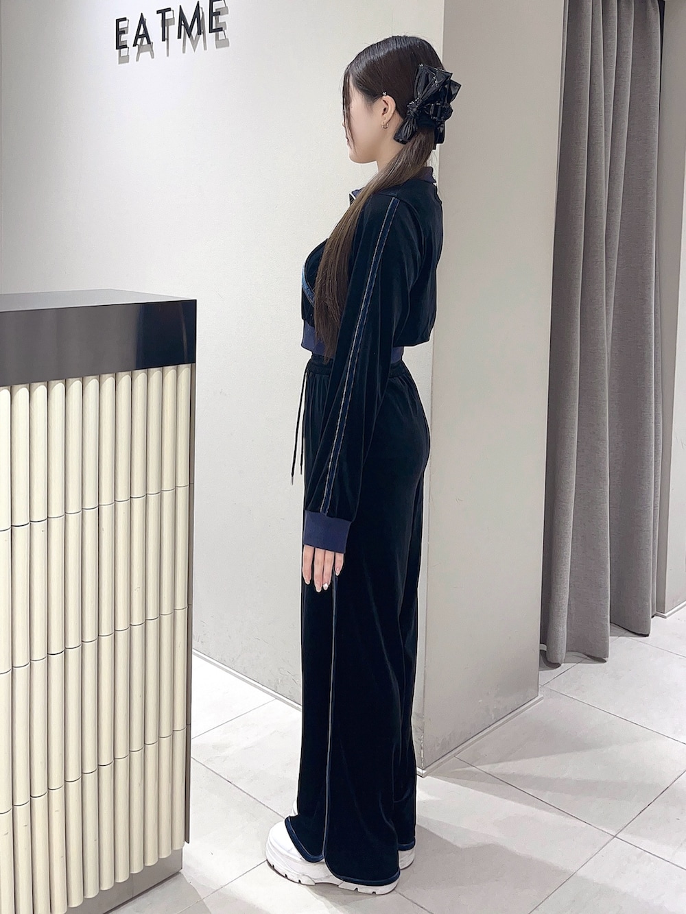 ブラック系のブルゾン、ブラック系のその他パンツ、ブラック系のバレッタ/ヘアクリップを着用したレディースの秋コーディネートの3枚目の写真