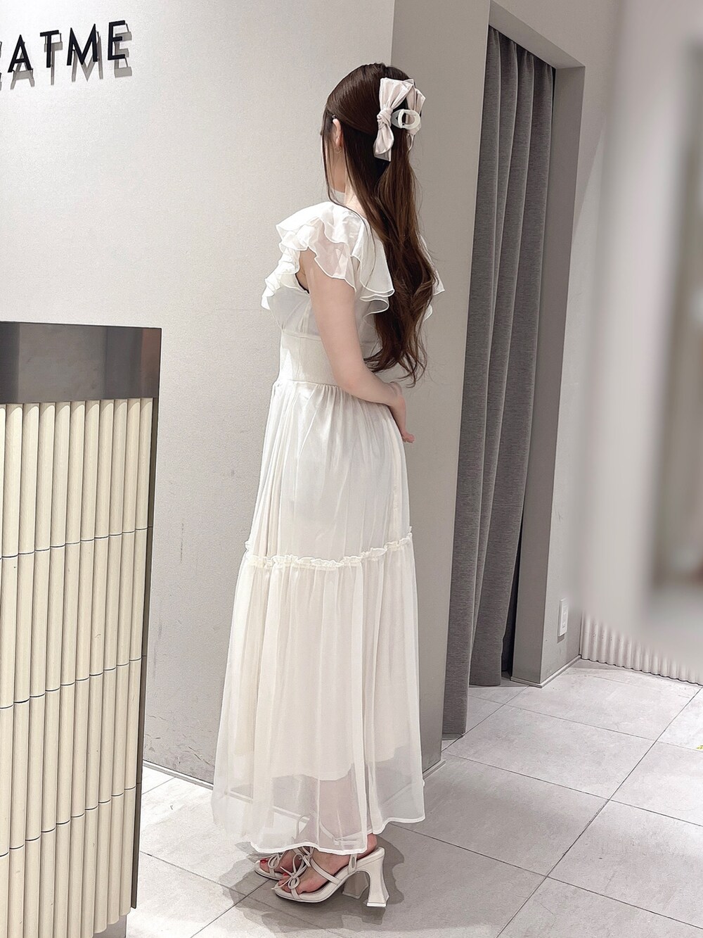 ホワイト系のワンピース、ホワイト系のサンダルを着用したレディースの夏コーディネートの2枚目の写真