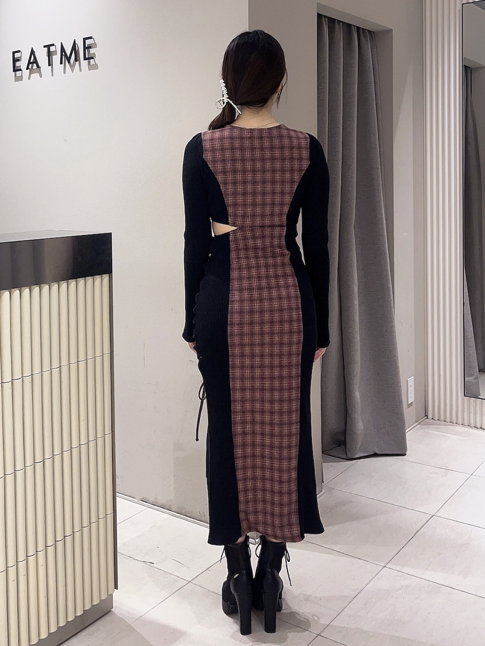 その他のワンピース、ブラック系のブーツ、ゴールド系のバレッタ/ヘアクリップを着用したレディースの冬コーディネートの3枚目の写真