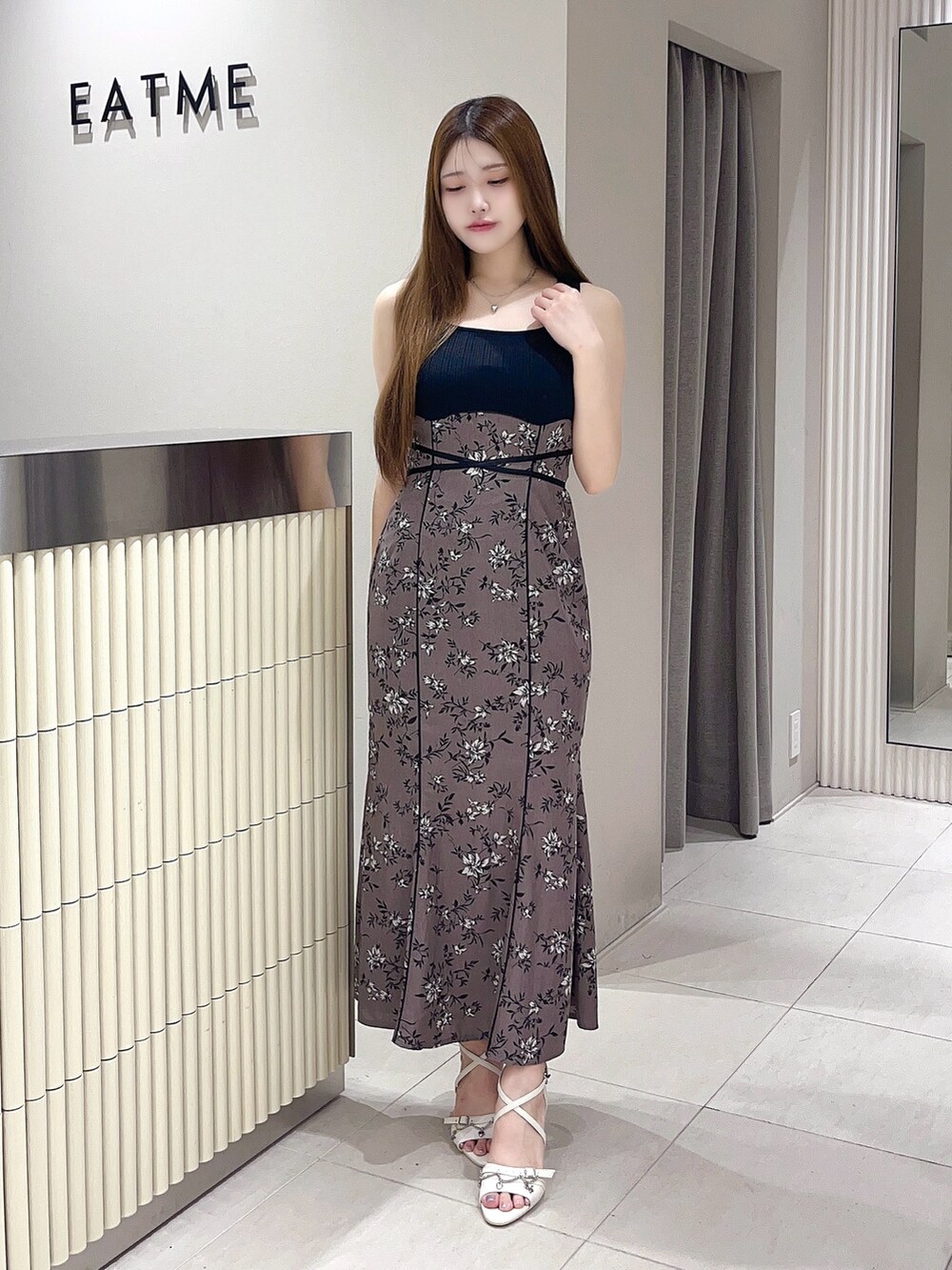 ブラウン系のワンピース、ホワイト系のサンダル、シルバー系のネックレスを着用したレディースの夏コーディネートの2枚目の写真