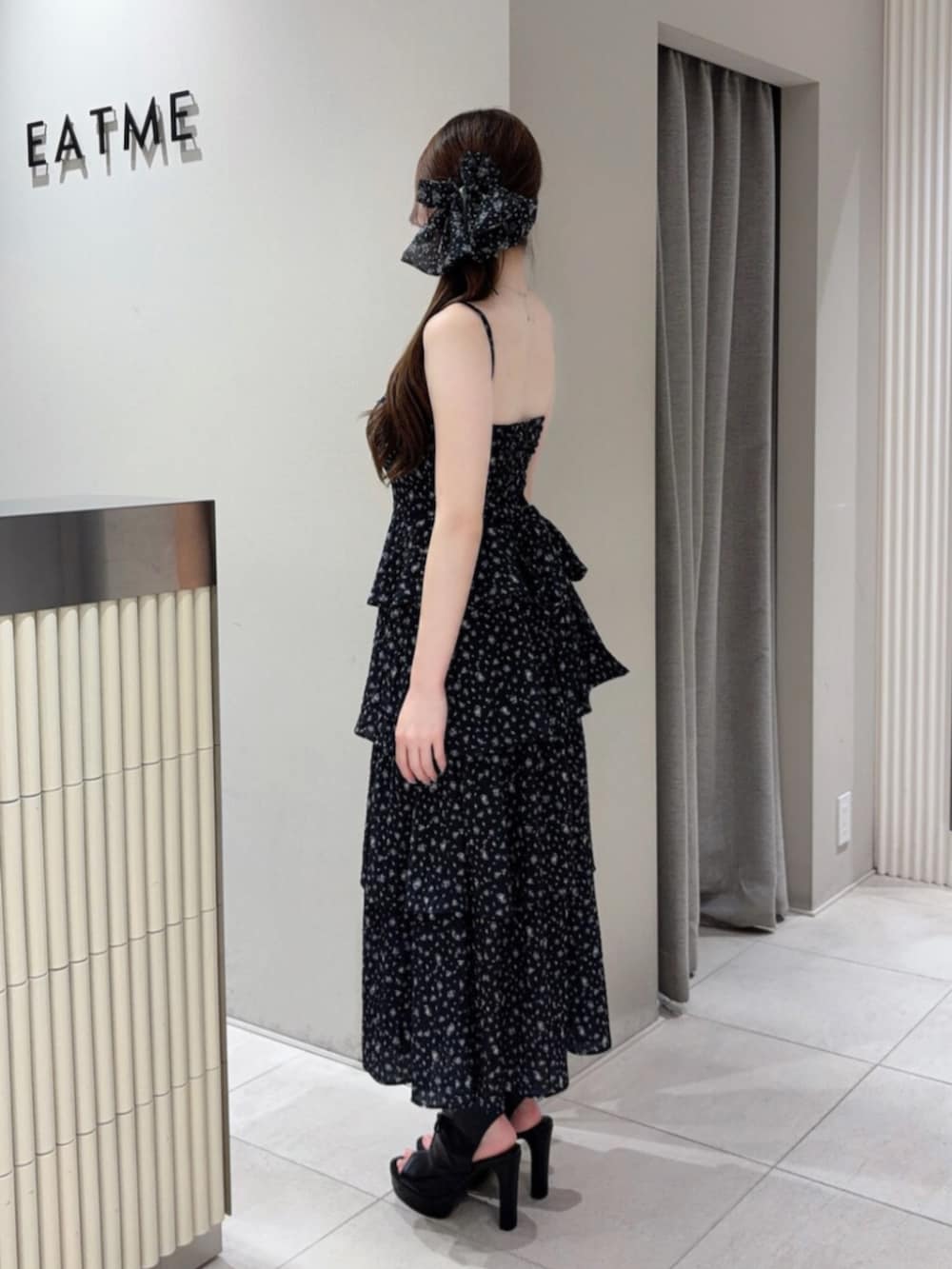 ブラック系のデニムジャケット、ブラック系のワンピース、ブラック系のサンダルを着用したレディースの夏コーディネートの3枚目の写真