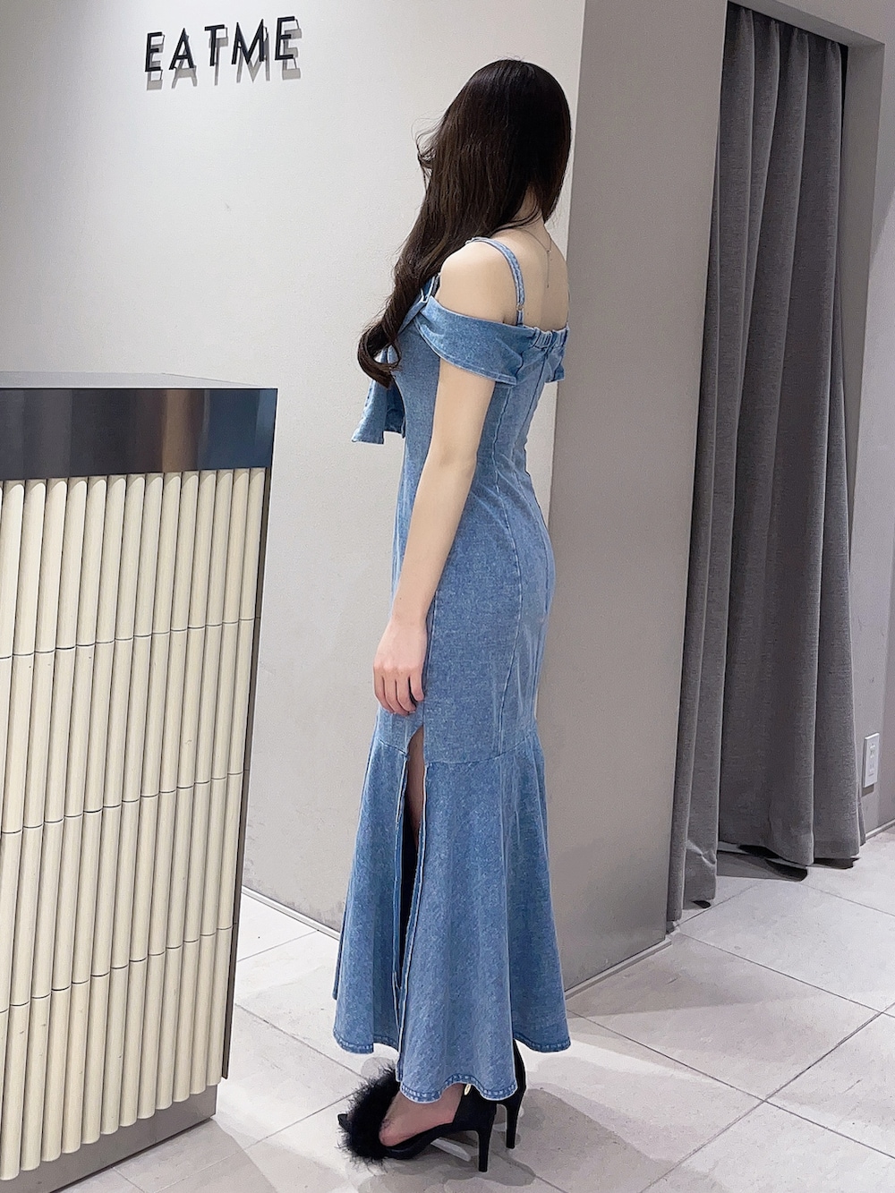 ブルー系のワンピース、ブラック系のサンダルを着用したレディースの春コーディネートの2枚目の写真