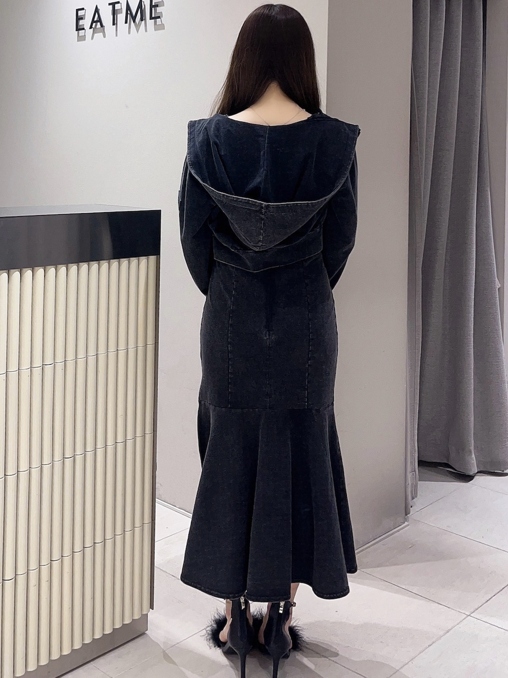 ブラック系のパーカー、ブラック系のワンピース、ブラック系のサンダルを着用したレディースの春コーディネートの3枚目の写真