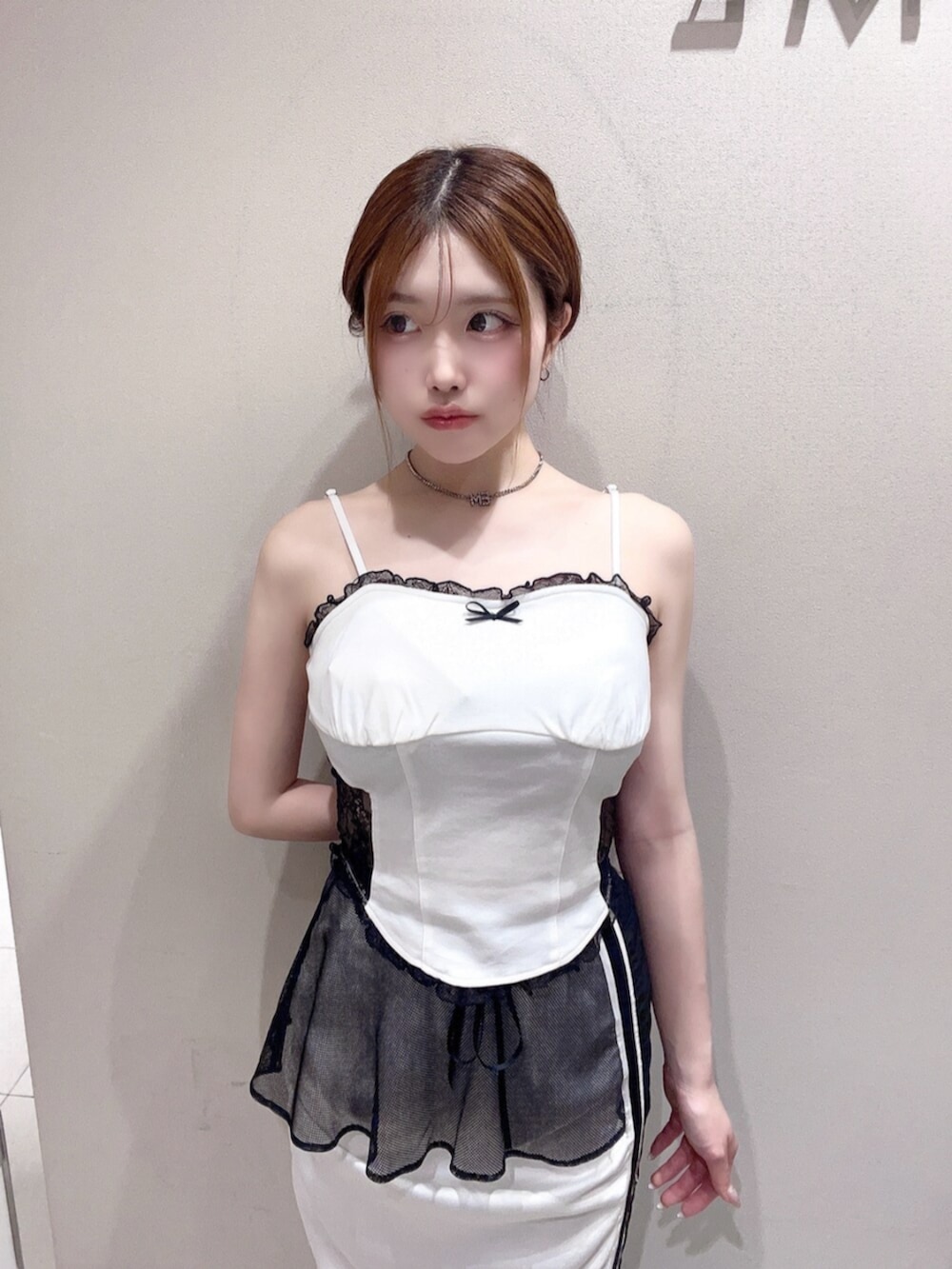 ホワイト系のキャミソール、ホワイト系のスカート、ブラック系のサンダルを着用したレディースの夏コーディネートの5枚目の写真