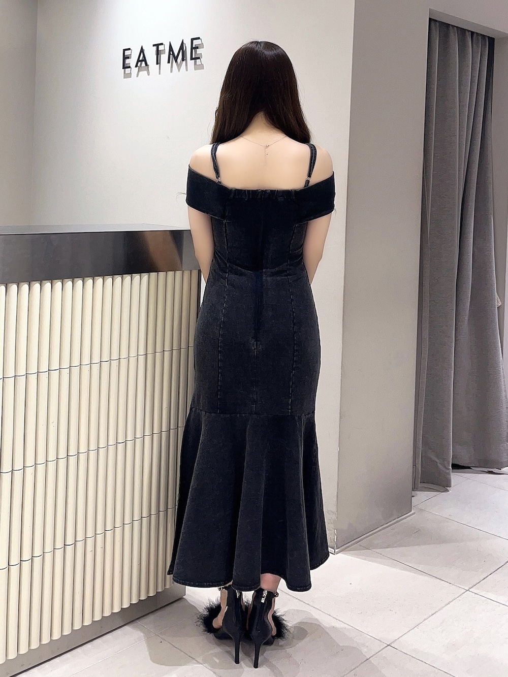 ブラック系のワンピース、ブラック系のサンダルを着用したレディースの春コーディネートの4枚目の写真