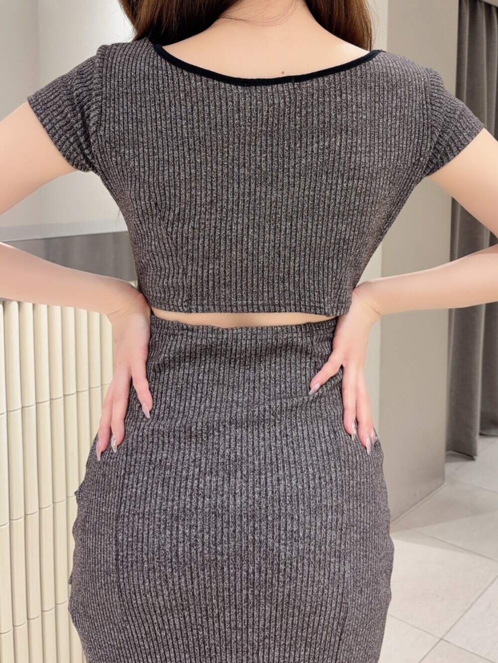 グレー系のワンピース、ブラック系のサンダルを着用したレディースの春コーディネートの5枚目の写真