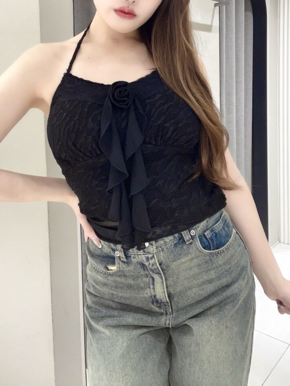 ブラック系のサンダル、ブラック系のキャミソール、ブルー系のデニムパンツを着用したレディースの夏コーディネートの4枚目の写真