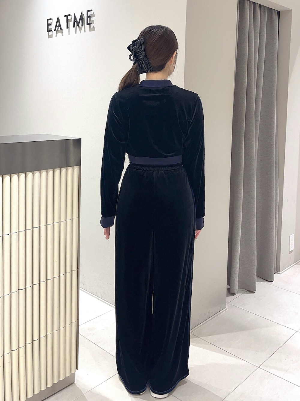 ブラック系のブルゾン、ブラック系のその他パンツ、ブラック系のバレッタ/ヘアクリップを着用したレディースの秋コーディネートの4枚目の写真