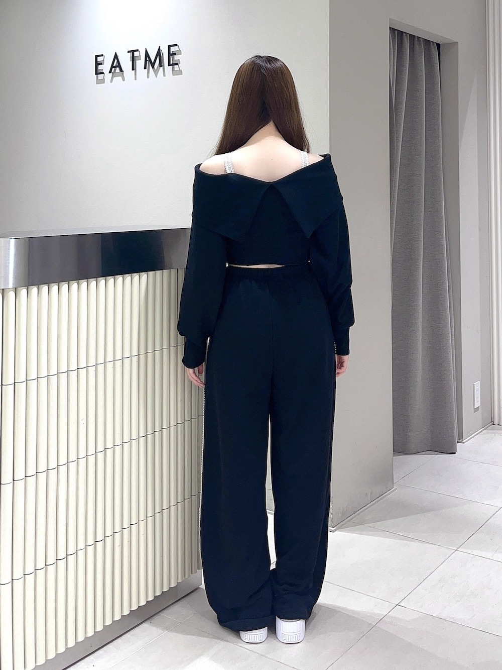 ブラック系のTシャツ/カットソー、ブラック系のスウェットパンツ、ホワイト系のスニーカーを着用したレディースの夏コーディネートの4枚目の写真