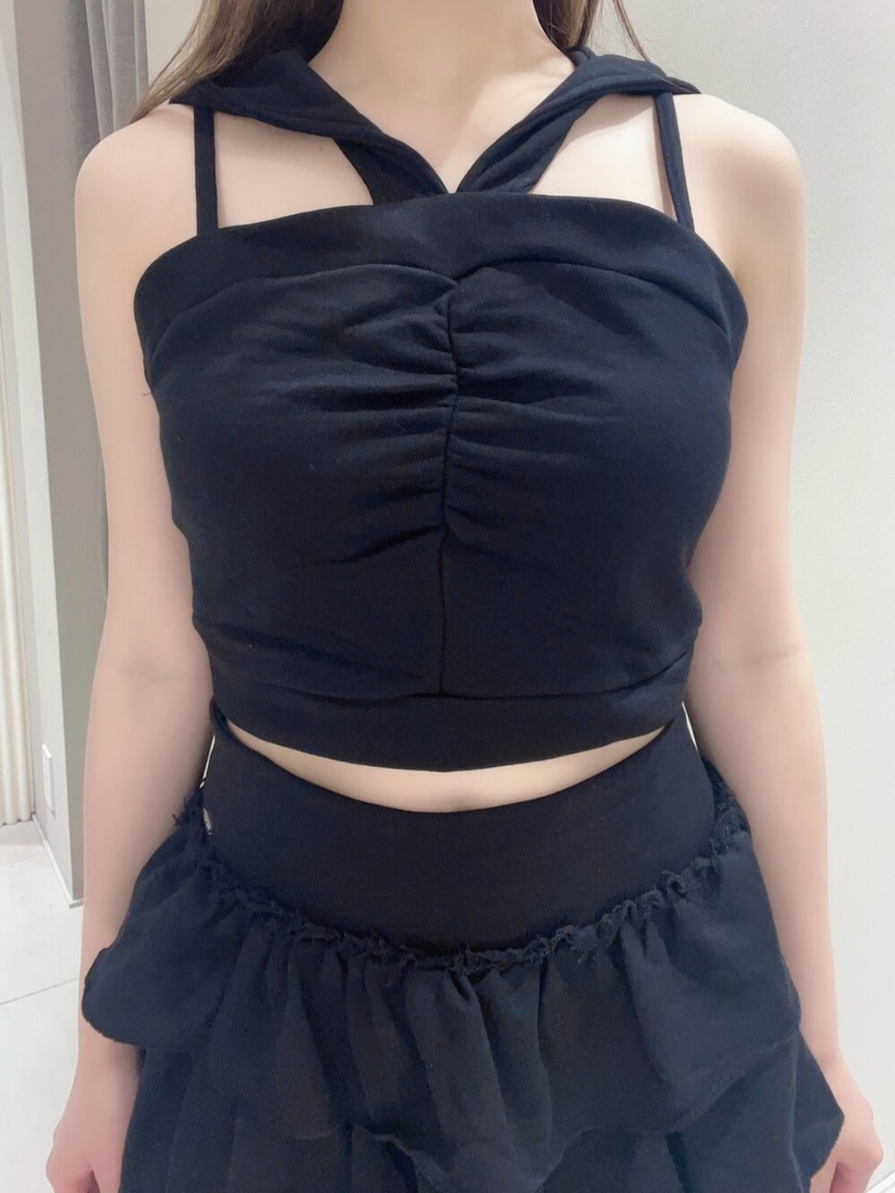 ホワイト系のスニーカー、ブラック系のキャミソール、ブラック系のスカートを着用したレディースの夏コーディネートの4枚目の写真