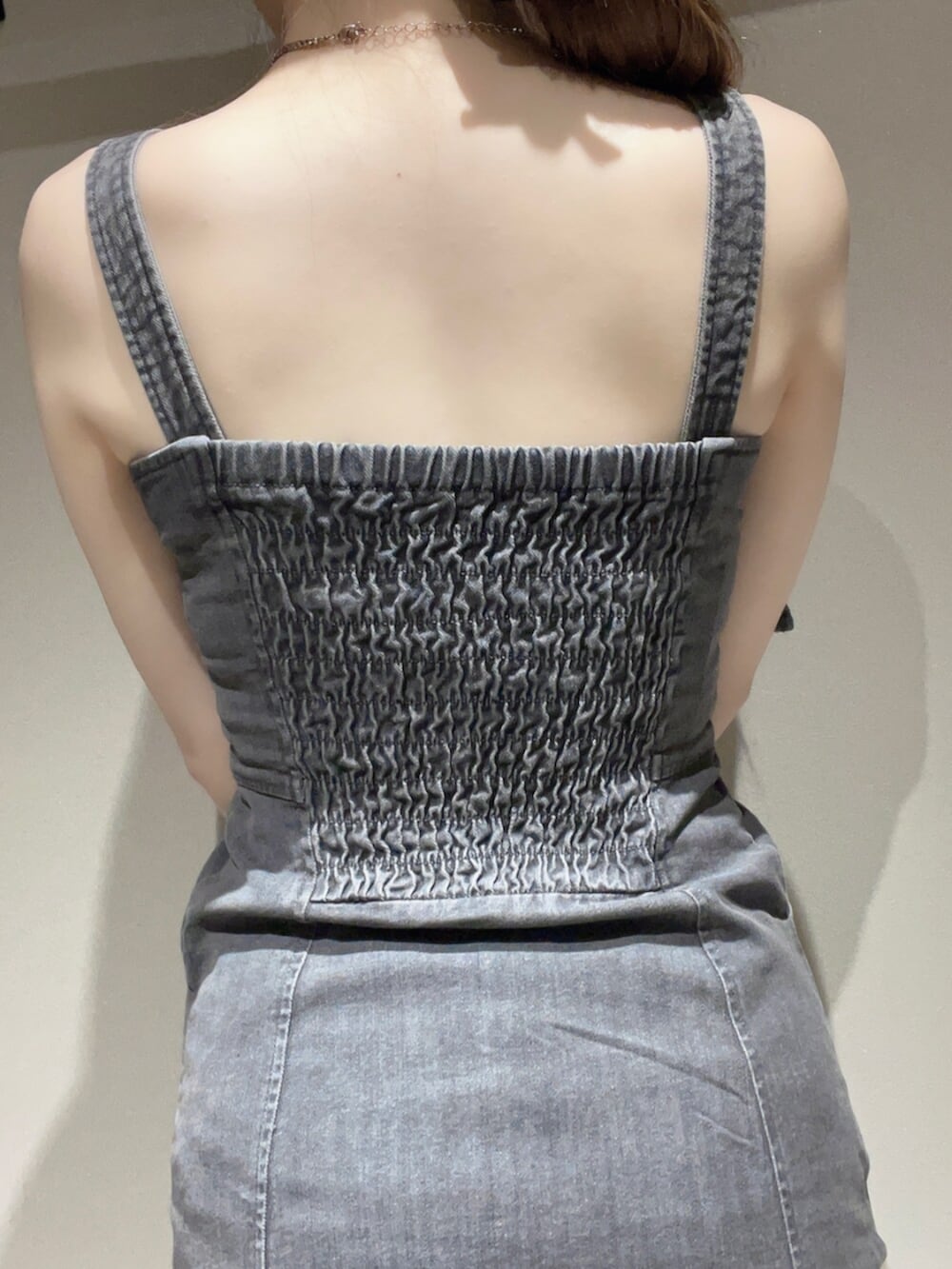 ブラック系のサンダル、ブラック系のワンピース、ブラック系のバレッタ/ヘアクリップを着用したレディースの夏コーディネートの7枚目の写真