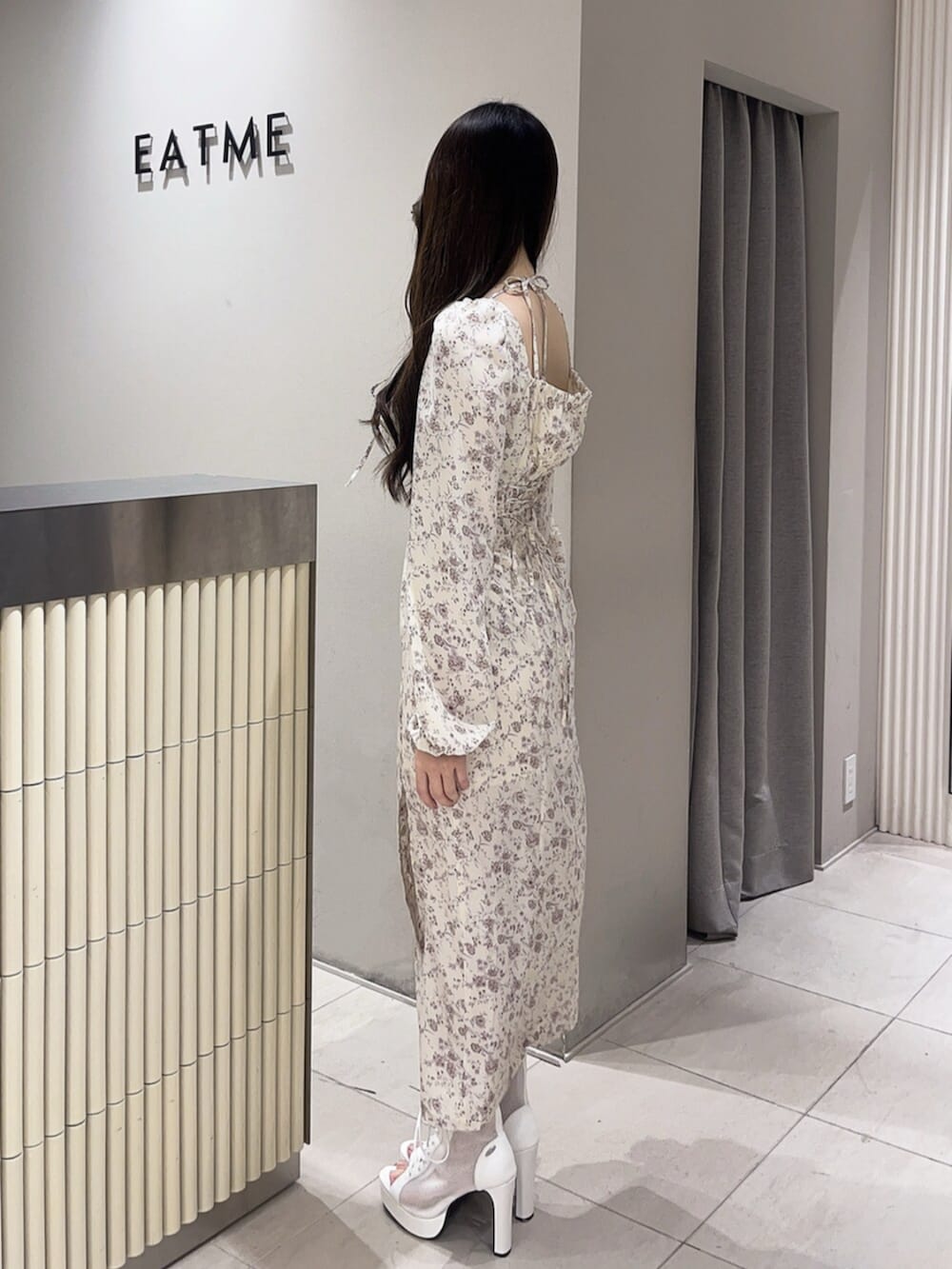 ホワイト系のワンピース、ホワイト系のブーツを着用したレディースの冬コーディネートの2枚目の写真