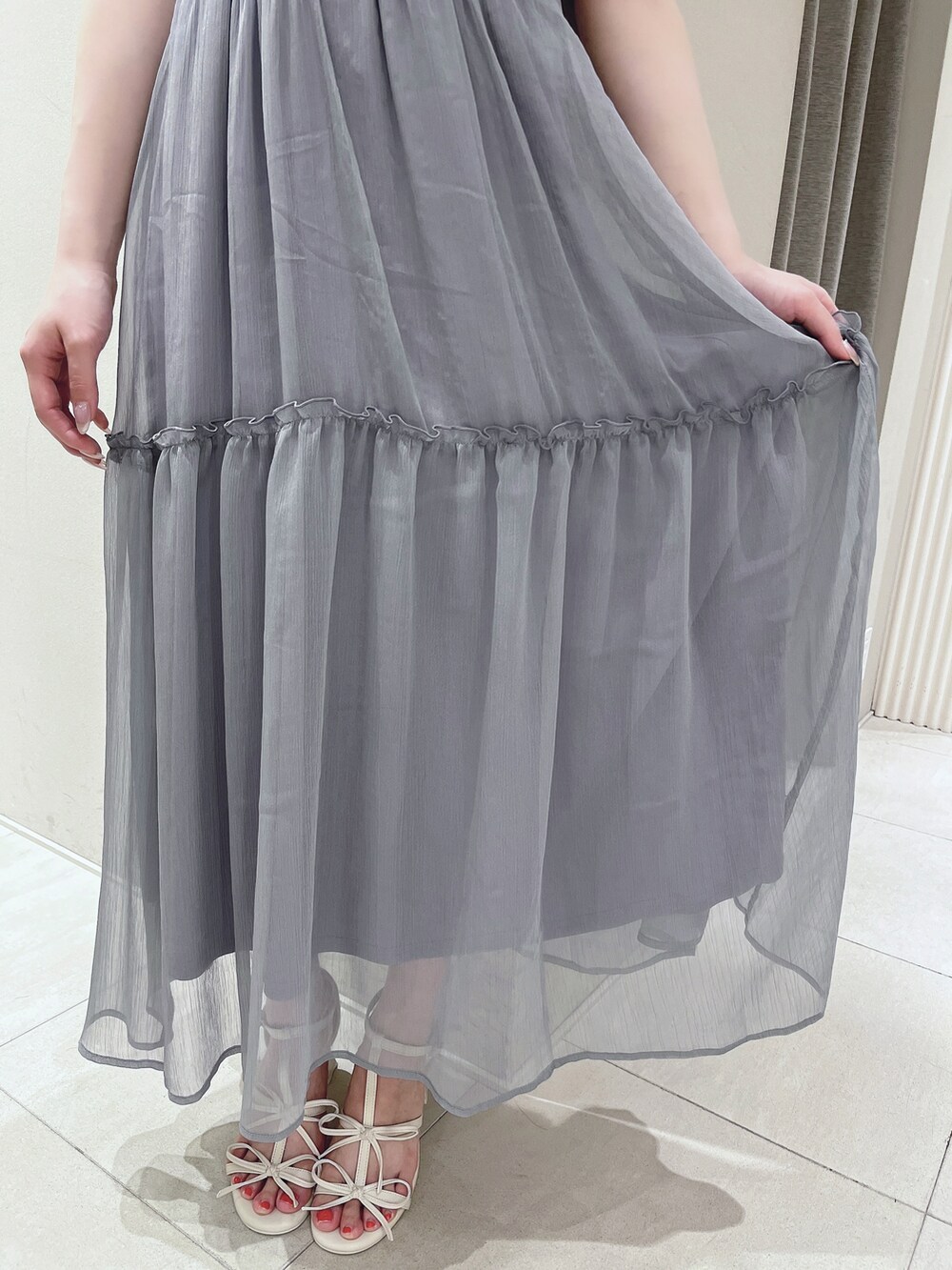 ホワイト系のサンダル、ブルー系のワンピースを着用したレディースの夏コーディネートの7枚目の写真