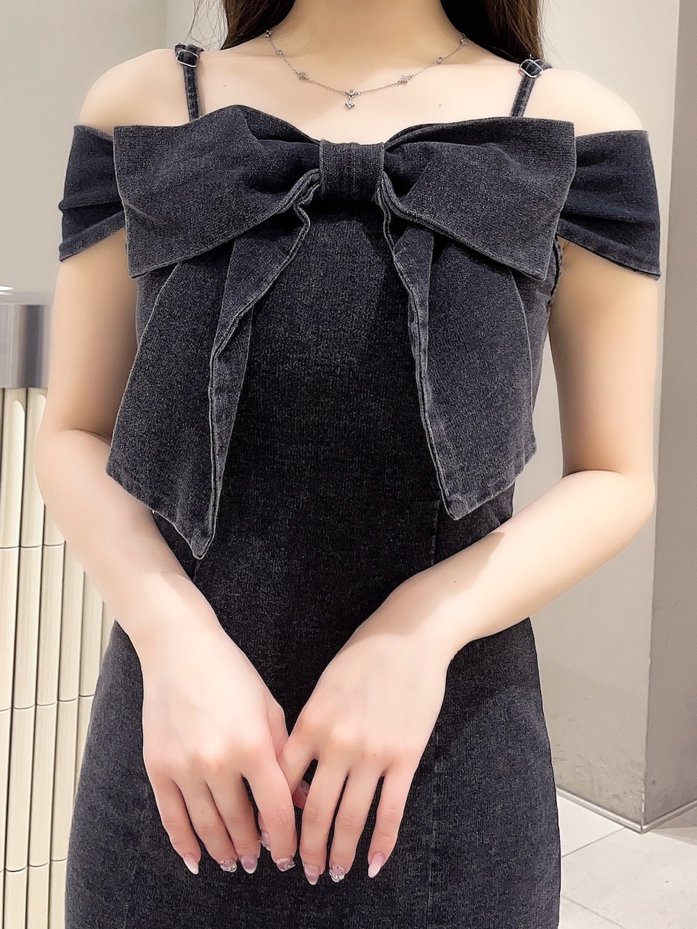 ブラック系のワンピース、ブラック系のサンダルを着用したレディースの春コーディネートの5枚目の写真