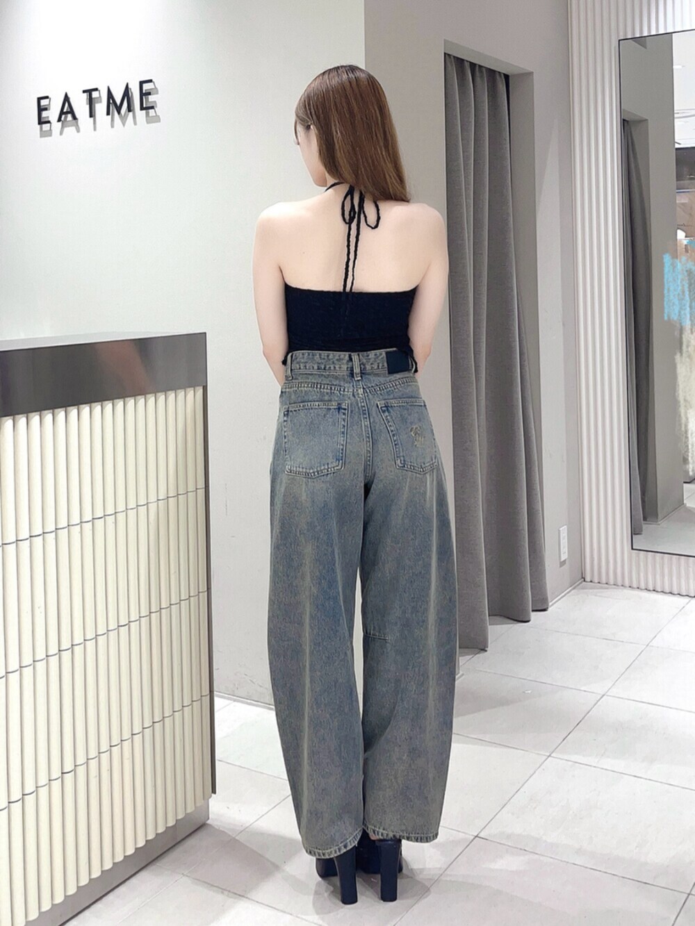 ブラック系のサンダル、ブラック系のキャミソール、ブルー系のデニムパンツを着用したレディースの夏コーディネートの3枚目の写真