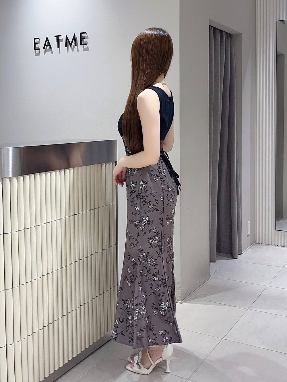 ブラウン系のワンピース、ホワイト系のサンダル、シルバー系のネックレスを着用したレディースの夏コーディネートの3枚目の写真