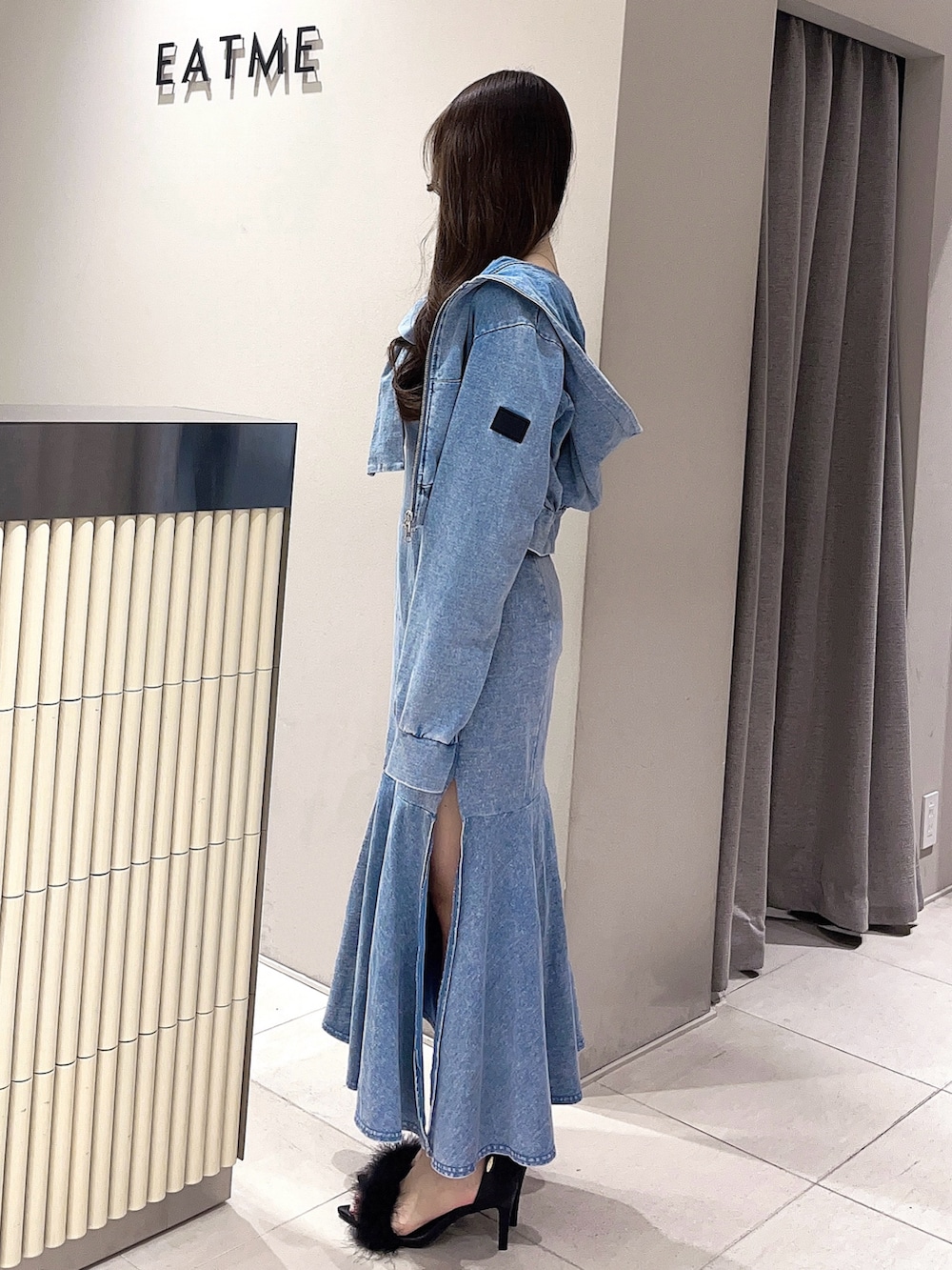 ブルー系のパーカー、ブルー系のワンピース、ブラック系のサンダルを着用したレディースの春コーディネートの2枚目の写真