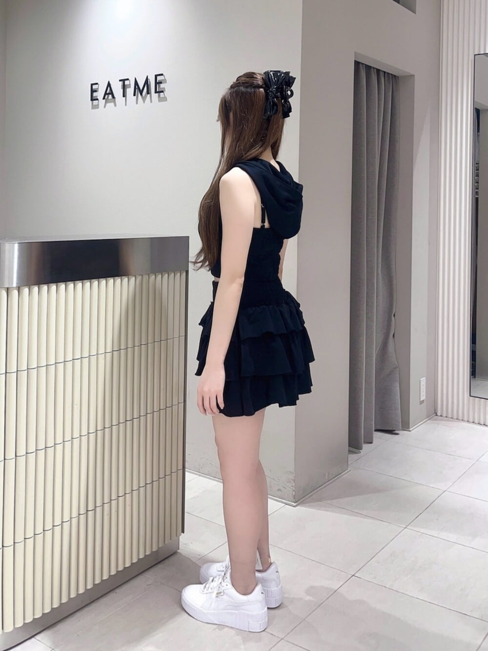 ホワイト系のスニーカー、ブラック系のキャミソール、ブラック系のスカートを着用したレディースの夏コーディネートの2枚目の写真