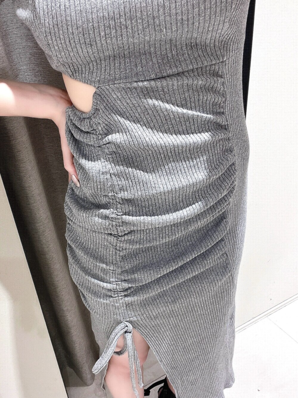 グレー系のワンピース、ブラック系のサンダルを着用したレディースの夏コーディネートの5枚目の写真