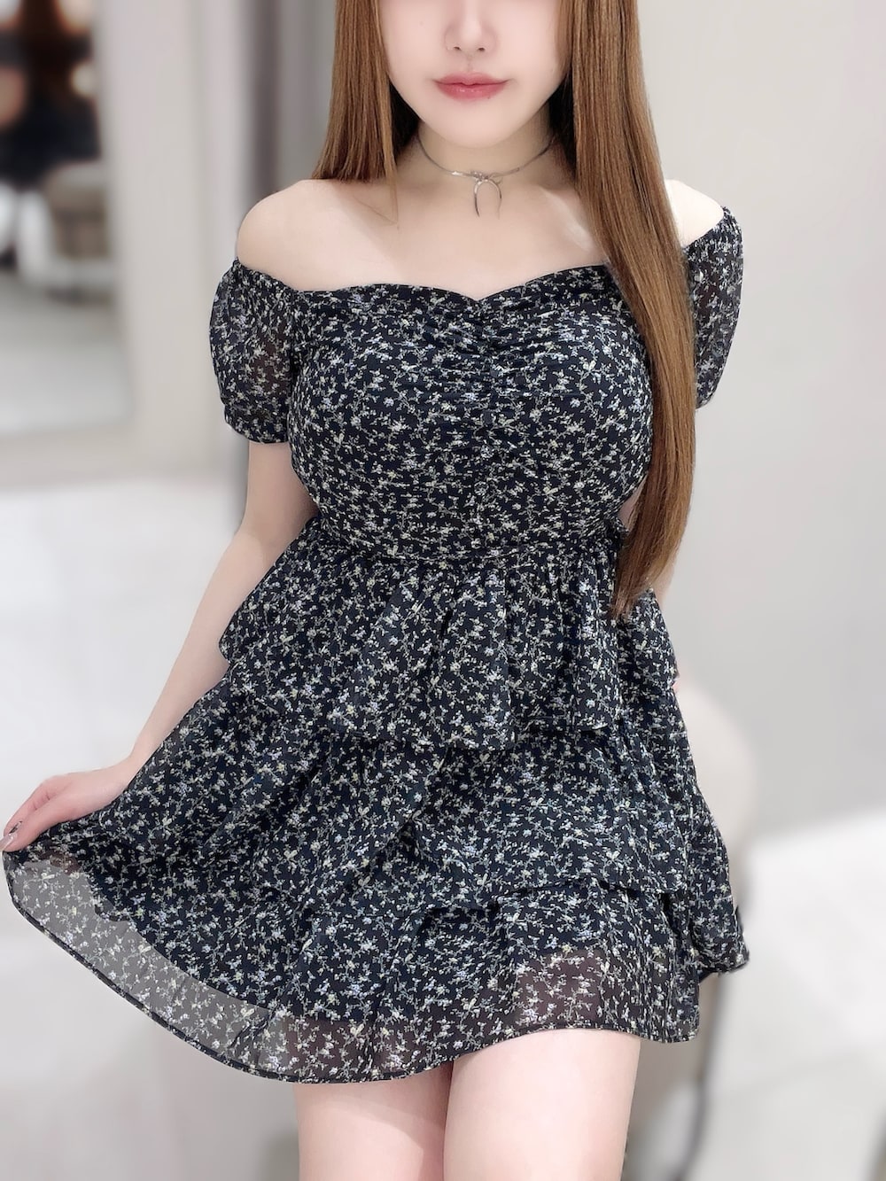 ブラック系のワンピース、ブラック系のサンダル、シルバー系のチョーカーを着用したレディースの夏コーディネートの6枚目の写真