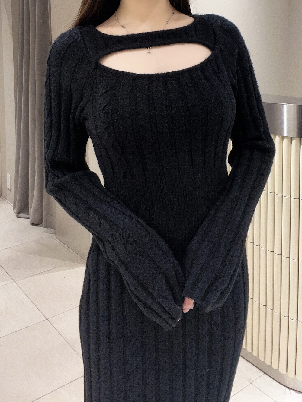 ブラック系のワンピース、ブラック系のブーツを着用したレディースの冬コーディネートの5枚目の写真