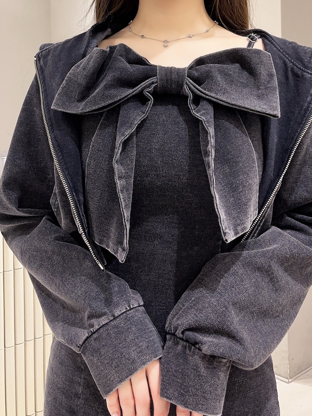 ブラック系のパーカー、ブラック系のワンピース、ブラック系のサンダルを着用したレディースの春コーディネートの4枚目の写真