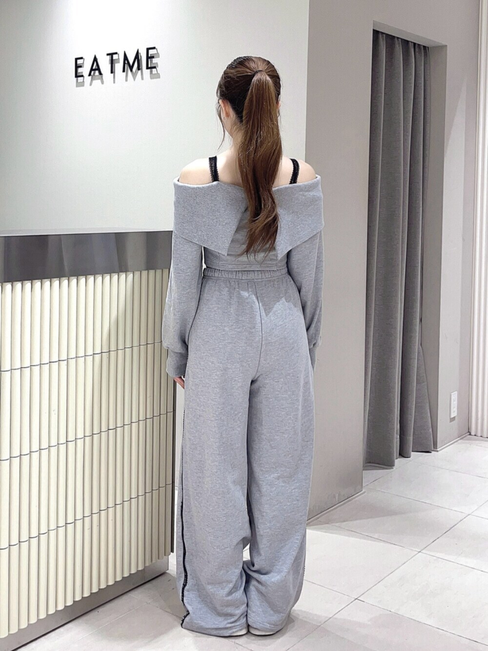 グレー系のTシャツ/カットソー、グレー系のスウェットパンツ、ホワイト系のスニーカーを着用したレディースの夏コーディネートの4枚目の写真