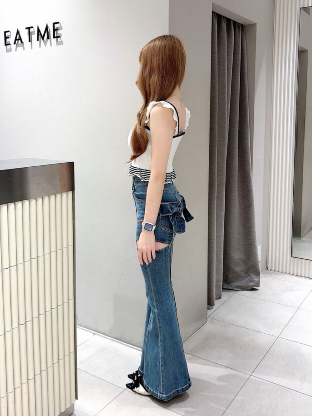 ホワイト系のキャミソール、ブルー系のデニムパンツ、その他のパンプスを着用したレディースの夏コーディネートの2枚目の写真