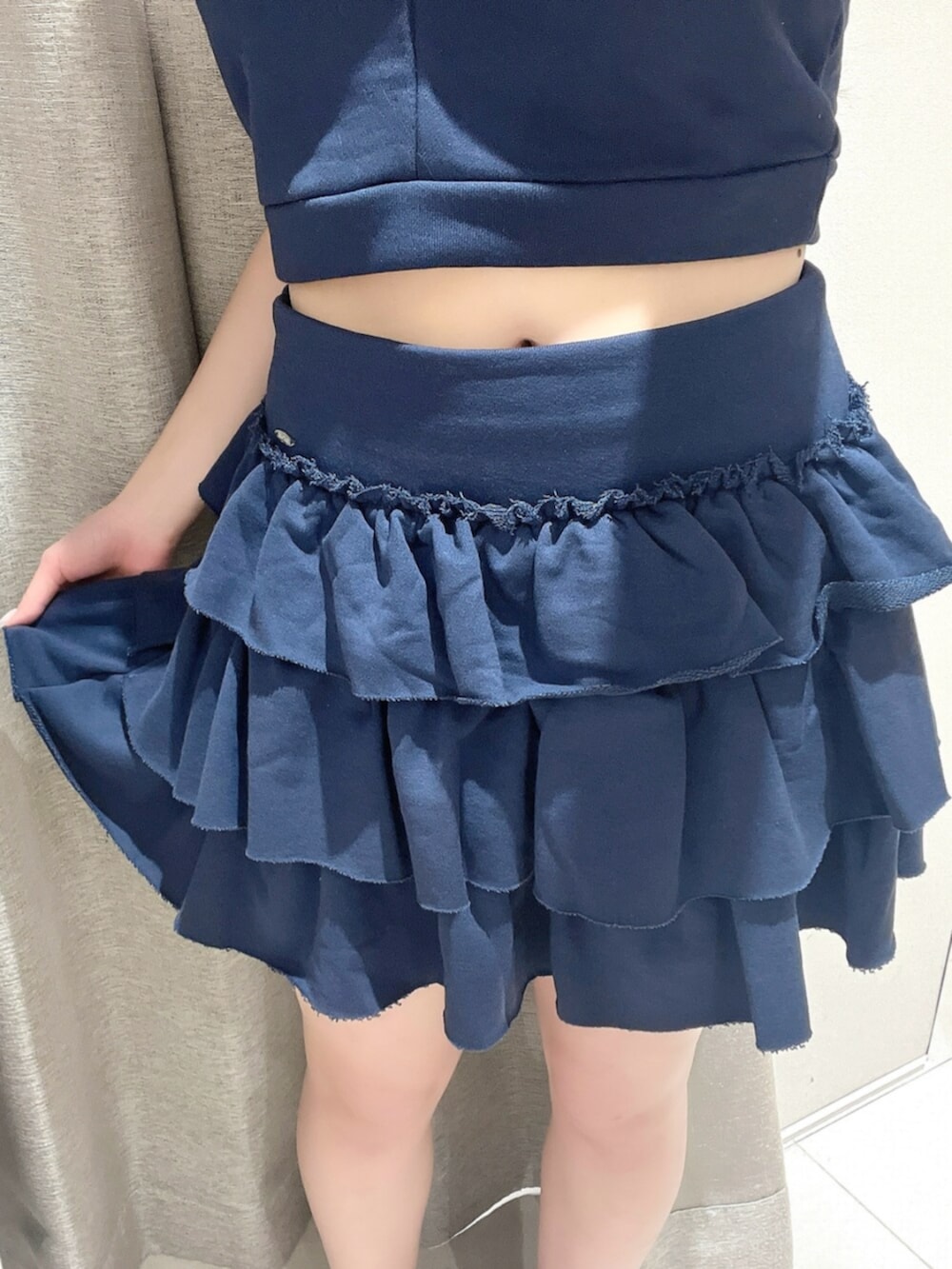 ホワイト系のスニーカー、ブルー系のキャミソール、ブルー系のスカートを着用したレディースの夏コーディネートの5枚目の写真