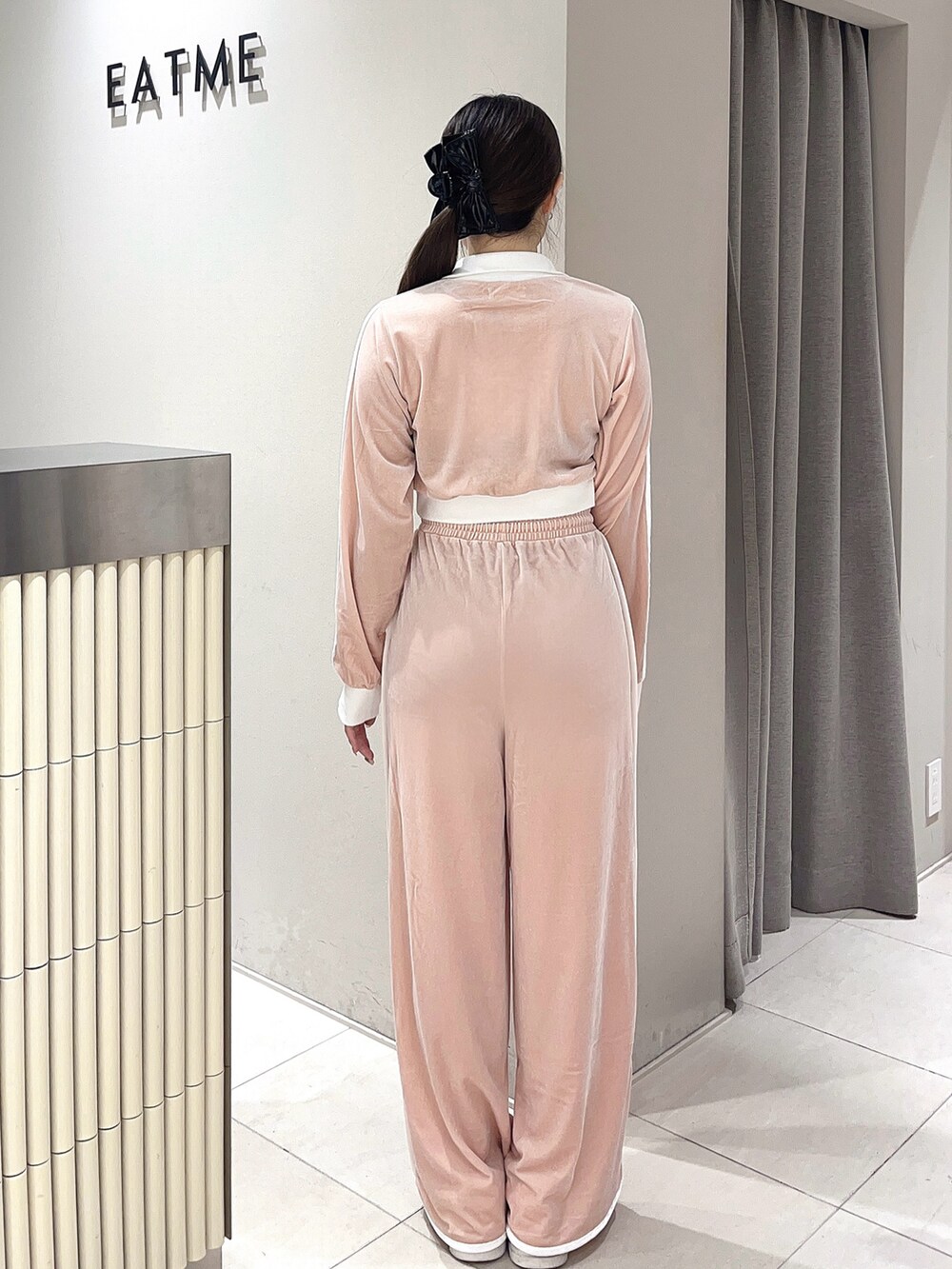 ピンク系のブルゾン、ピンク系のその他パンツ、ブラック系のバレッタ/ヘアクリップを着用したレディースの秋コーディネートの4枚目の写真