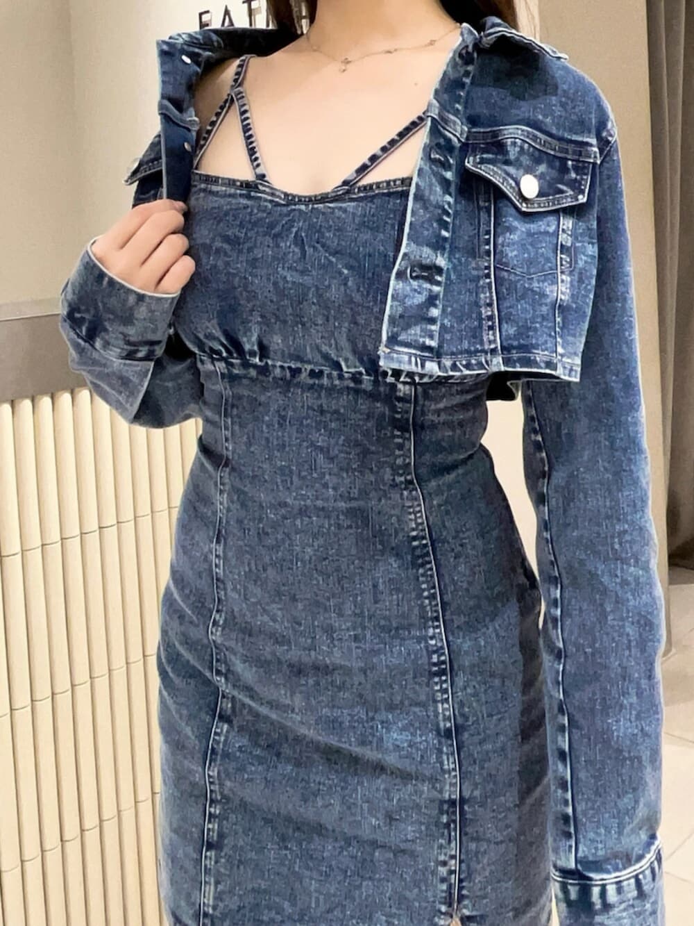 ブラック系のブーツ、ブルー系のワンピースを着用したレディースの春コーディネートの4枚目の写真