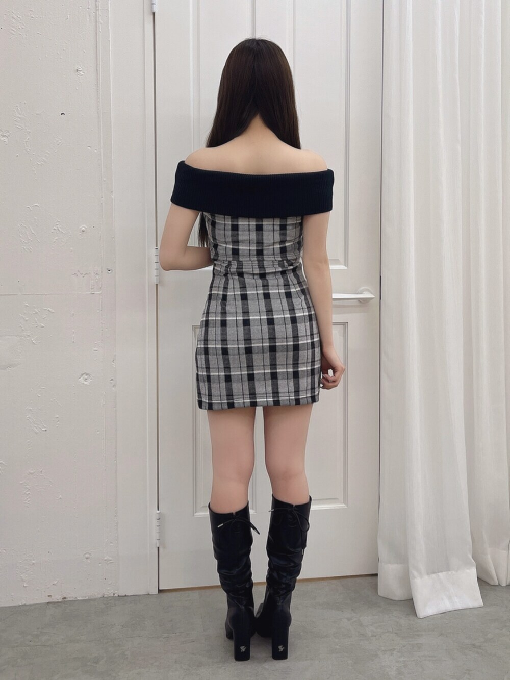 ブラック系のワンピース、ブラック系のブーツを着用したレディースの夏コーディネートの4枚目の写真
