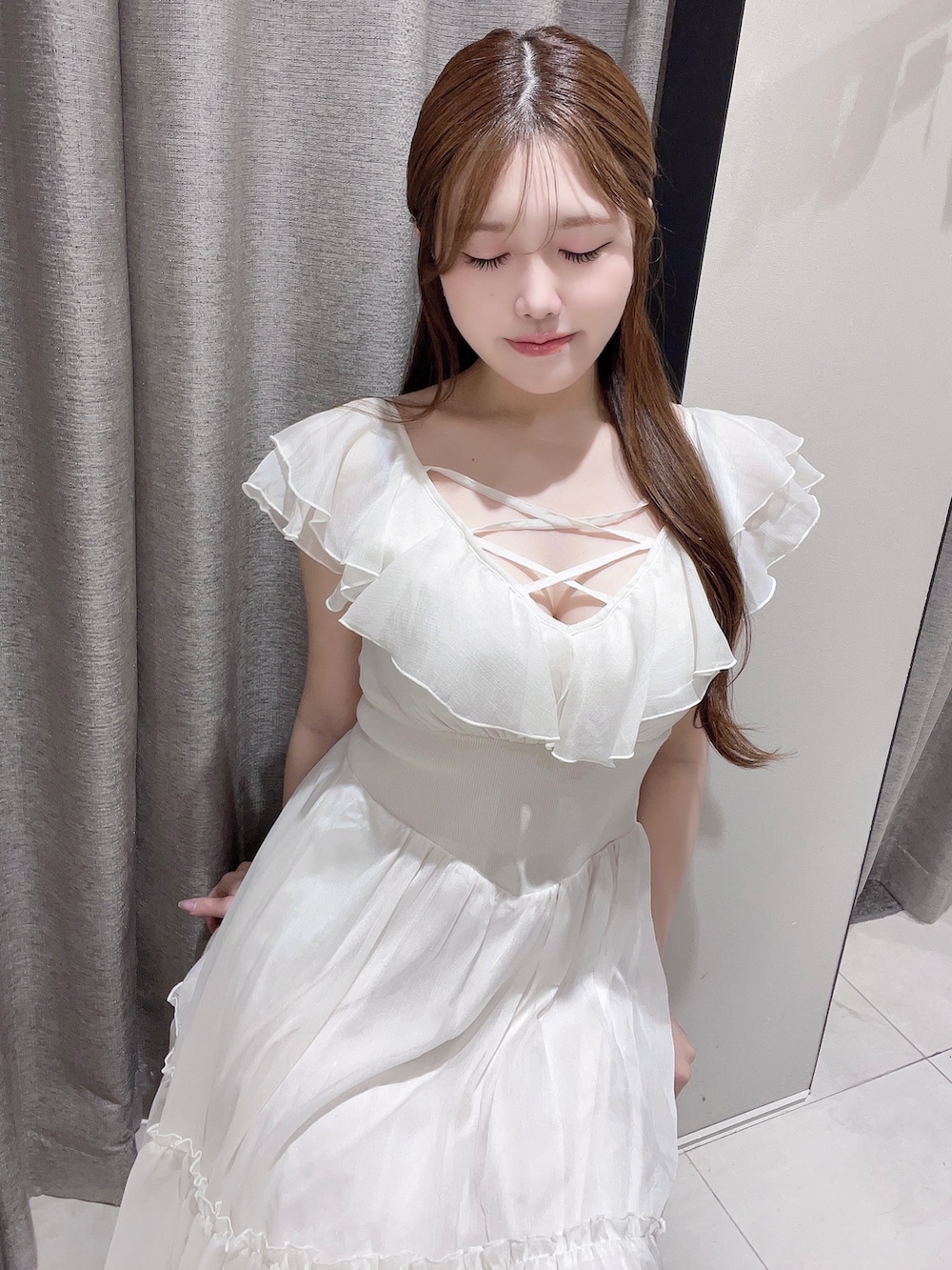 ホワイト系のワンピース、ホワイト系のサンダルを着用したレディースの夏コーディネートの9枚目の写真