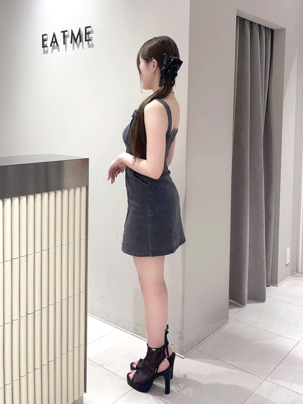 ブラック系のサンダル、ブラック系のワンピース、ブラック系のバレッタ/ヘアクリップを着用したレディースの夏コーディネートの2枚目の写真