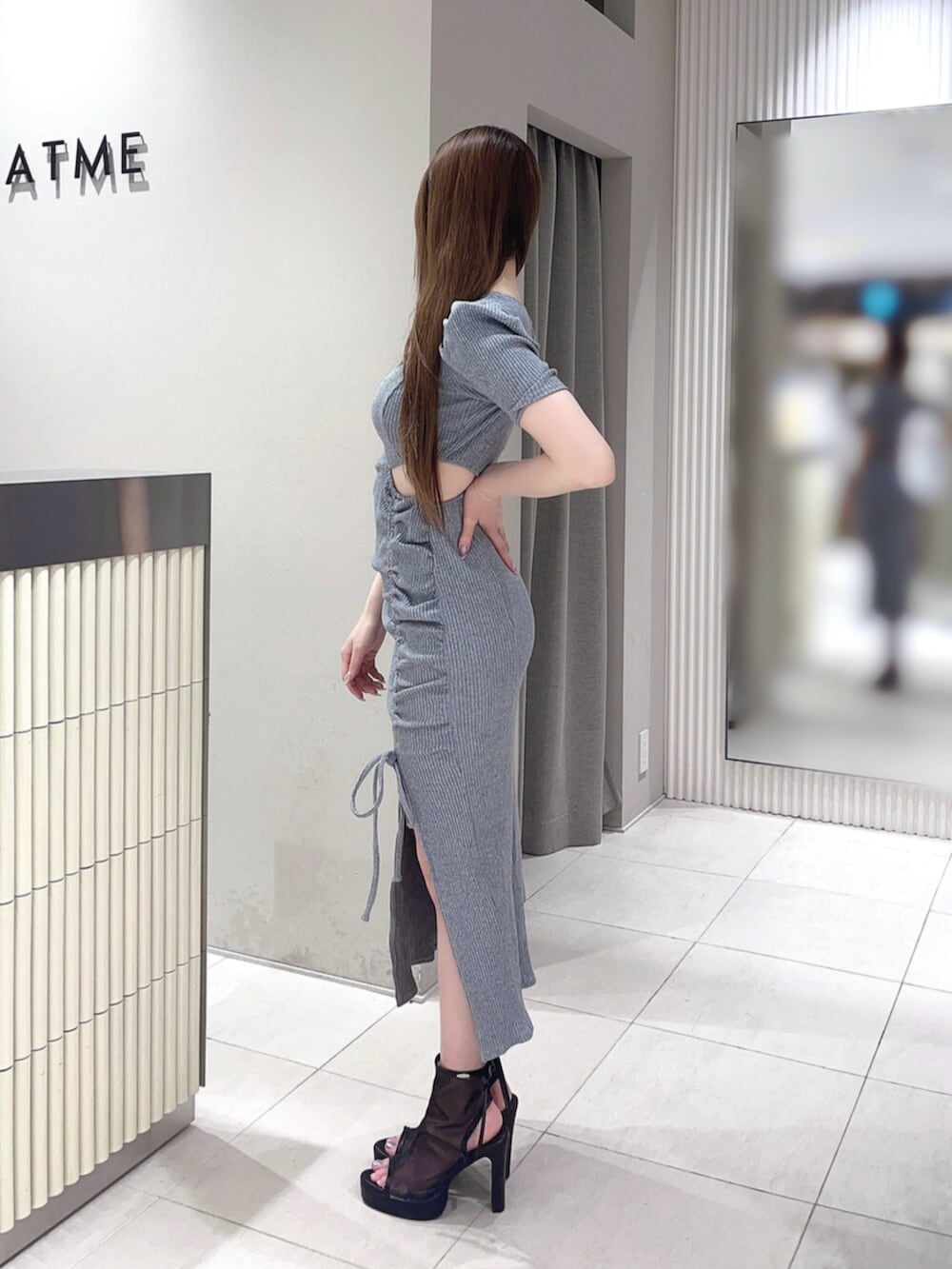 グレー系のワンピース、ブラック系のサンダルを着用したレディースの夏コーディネートの2枚目の写真