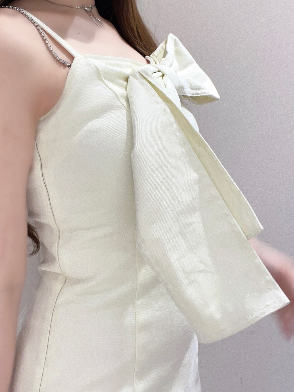 ホワイト系のワンピース、ブラック系のサンダルを着用したレディースの夏コーディネートの5枚目の写真