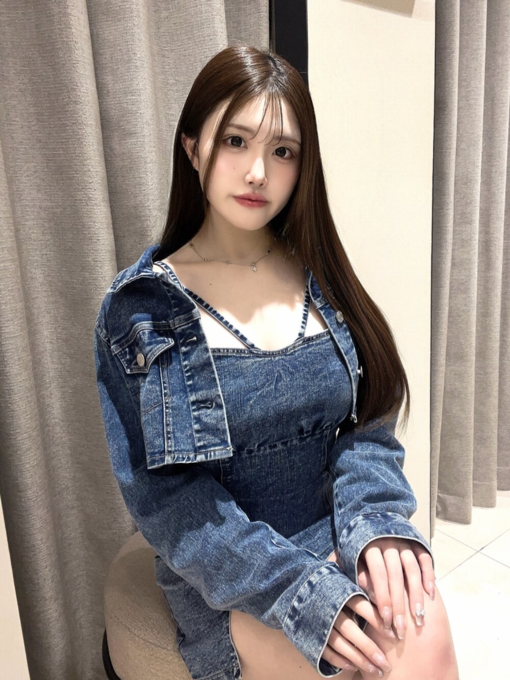 ブラック系のブーツ、ブルー系のワンピースを着用したレディースの春コーディネートの5枚目の写真