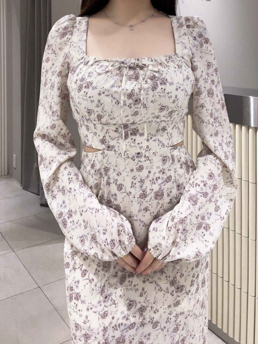 ホワイト系のワンピース、ホワイト系のブーツを着用したレディースの冬コーディネートの4枚目の写真