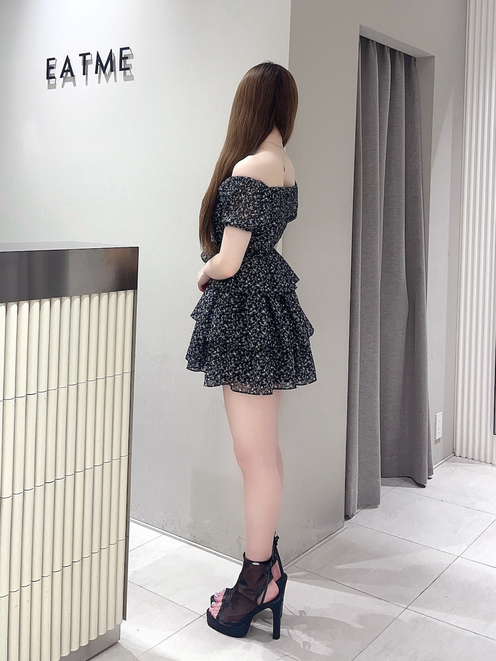 ブラック系のワンピース、ブラック系のサンダル、シルバー系のチョーカーを着用したレディースの夏コーディネートの2枚目の写真