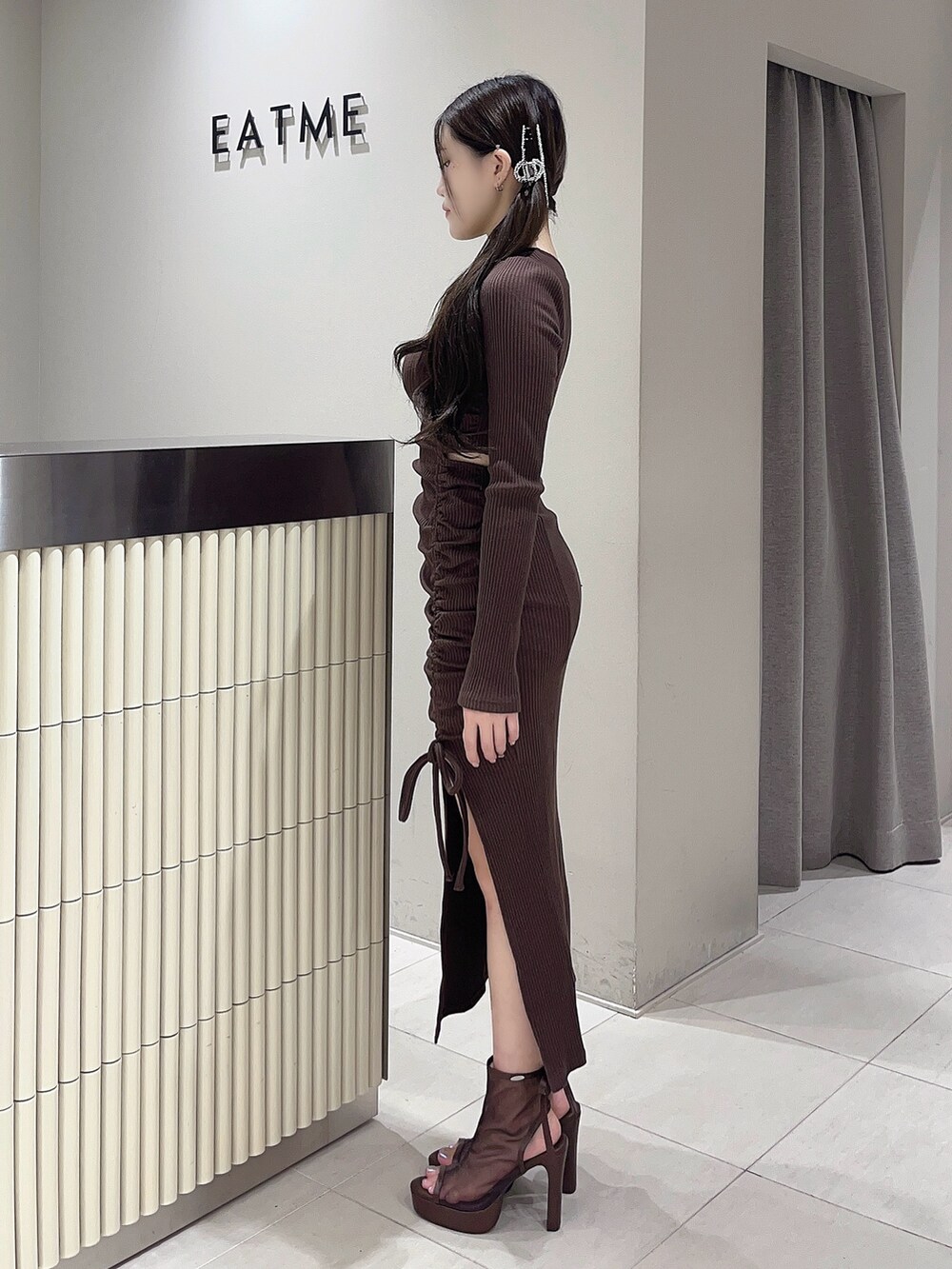 ブラウン系のワンピース、ブラウン系のサンダル、シルバー系のバレッタ/ヘアクリップを着用したレディースの秋コーディネートの2枚目の写真